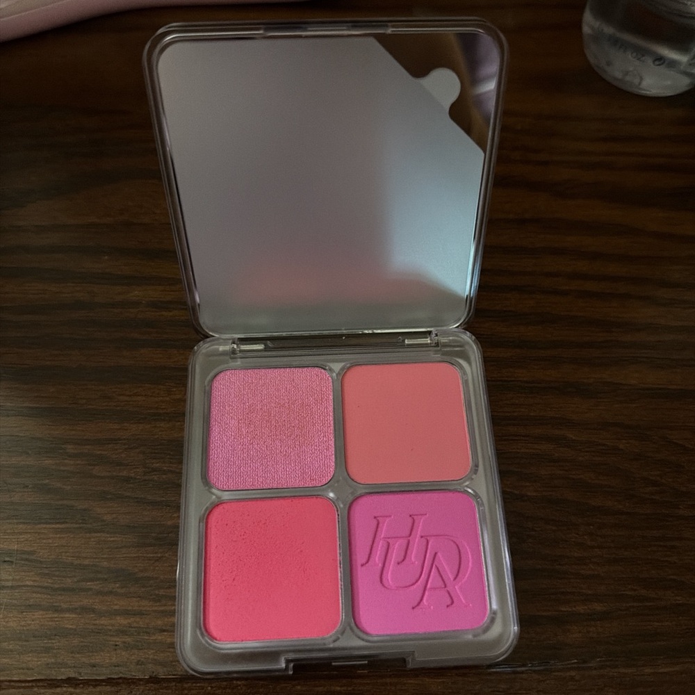 HUDA BEAUTY Vibrant Pink Blush Quad